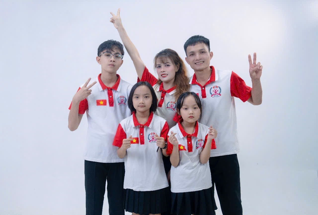Ảnh 2: Hình ảnh tập thể gia đình anh Phạm Quang Toản (Ảnh: NVCC)