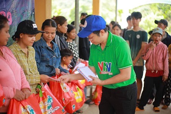 Ảnh 2. Hình ảnh trao tặng quà cho các em nhỏ của anh Dự ( Ảnh NVCC)