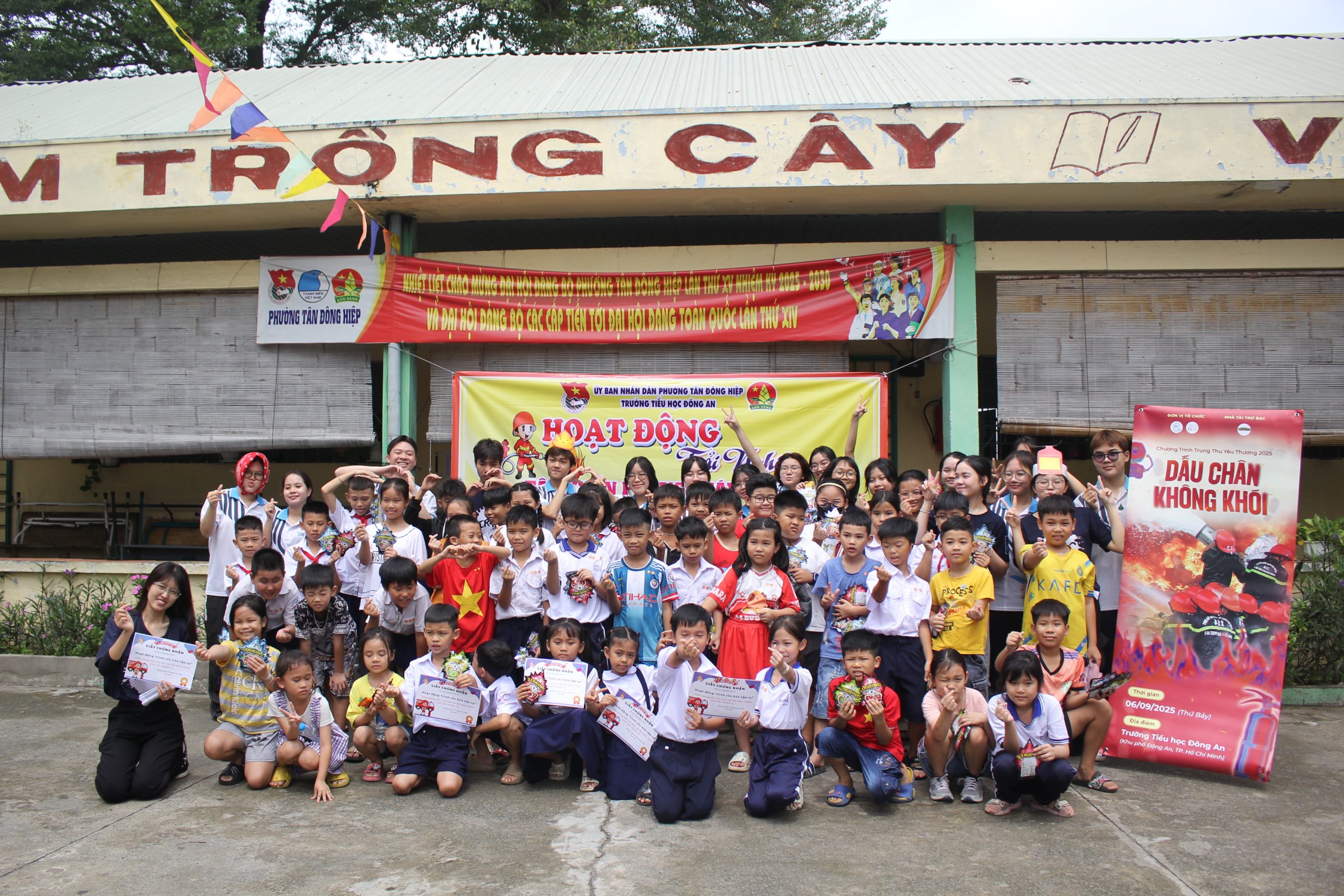 Ảnh 2. Các em học sinh Trường Tiểu học Đông An hào hứng nhận giấy chứng nhận đã tham gia chương trình “Trung thu yêu thương - Dấu chân không khói” từ Ban Tổ chức (Ảnh: NVCC)