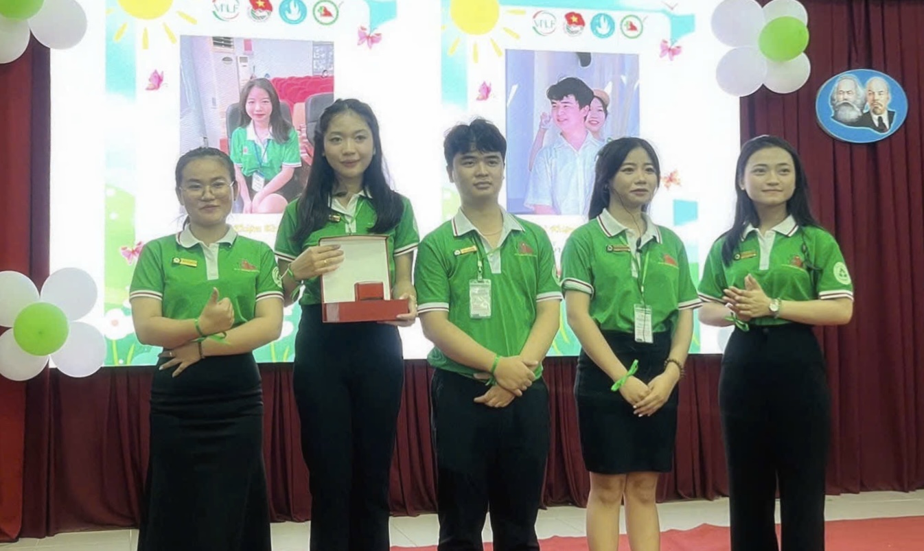 Ảnh 2. Hành trình hoạt động tình nguyện của Ngọc Phương (đứng thứ hai từ trái sang) chính thức bước sang trang mới khi bạn trở thành Chủ nhiệm CLB nhiệm kỳ 2024 - 2025 (Ảnh: NVCC)