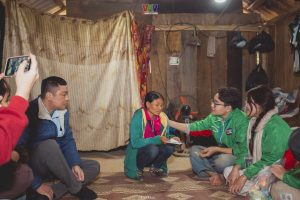 Ảnh 2: Anh Hải thăm và tặng quà bà con ở vùng cao.