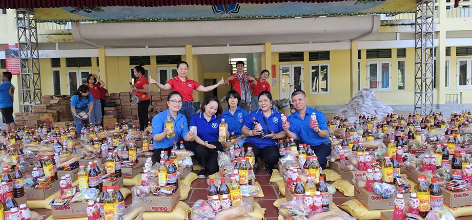 Ảnh 1:  Ảnh anh Sơn cùng mọi người chuẩn bị quà (Nguồn: NVCC)