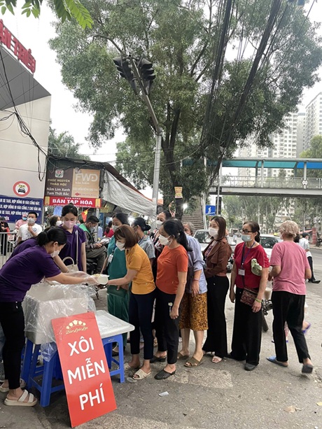 Ảnh 2. Quỹ từ thiện Bảo Linh Lan phát xôi miễn phí cho người dân trước cổng bệnh viện K Tân Triều (Ảnh: NVCC)