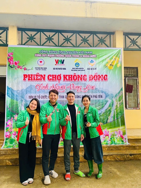 Ảnh 2. Anh cùng thành viên cộng đồng tình nguyện Việt Nam tham gia thiện nguyện ( Ảnh: NVCC)
