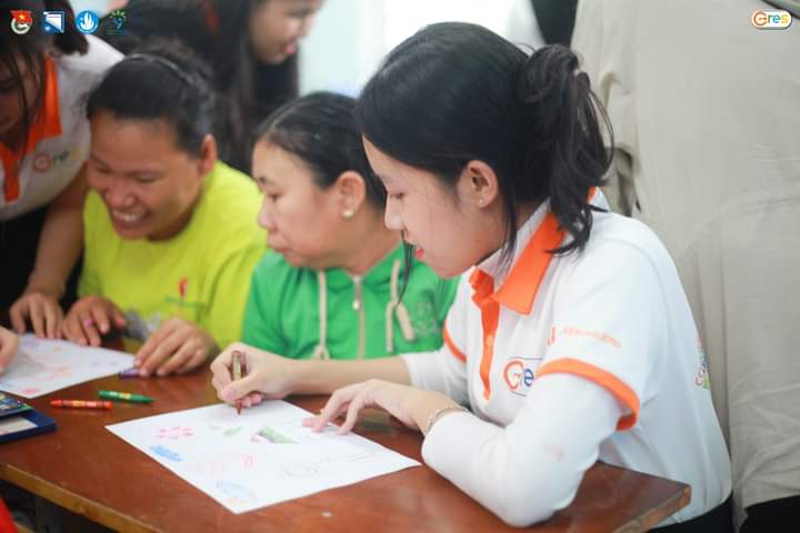 Ảnh 3. Trà My (ngoài cùng bên phải) tham gia buổi tình nguyện tại Trung tâm Bảo trợ nạn nhân chất độc da cam thuộc chuỗi hoạt động “Sales Master” 2023 – 2024 (Ảnh: Fanpage CLB C-RES Trường Đại Học Kinh Tế - Đại học Đà Nẵng)
