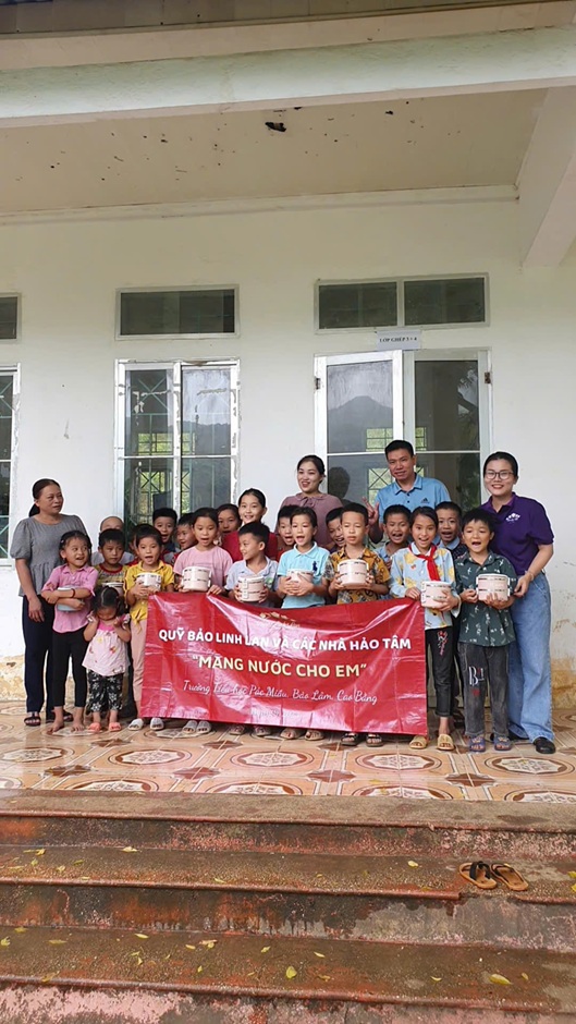 Ảnh 3. Chị Nguyệt (áo tím) cùng các nhà hảo tâm trao quà cho học sinh ở trường Tiểu học Pác Miầu, Cao Bằng (Ảnh: NVCC) 