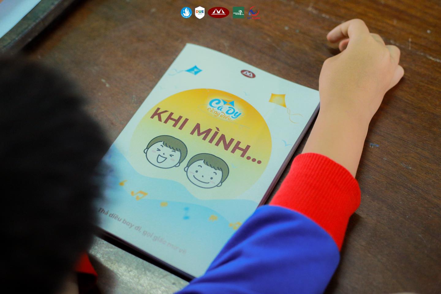Ảnh 3. Với mục đích cung cấp những kiến thức thực tiễn về kỹ năng sống, sổ tay “Khi mình…” trở thành người bạn đồng hành đặc biệt dành cho các em học sinh từ lớp 1 đến lớp 5 (Ảnh: Fanpage CLB DUE Marketer)