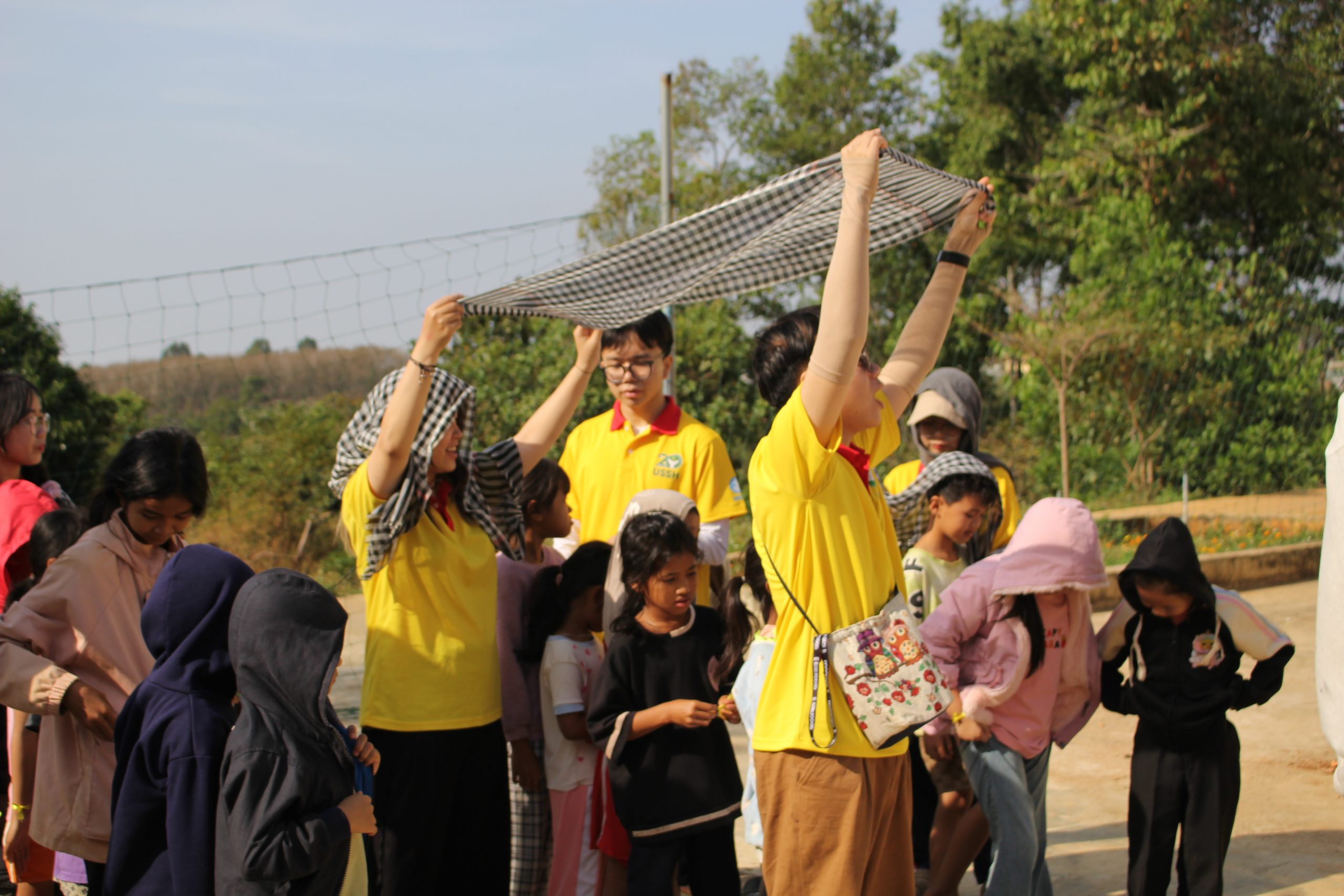 Ảnh 4. Sân chơi “Trẩy hội Tân Xuân” không chỉ truyền tải những giá trị truyền thống trong văn hóa Việt Nam mà còn mang đến nhiều tiếng cười cho các em học sinh (Ảnh: NVCC)