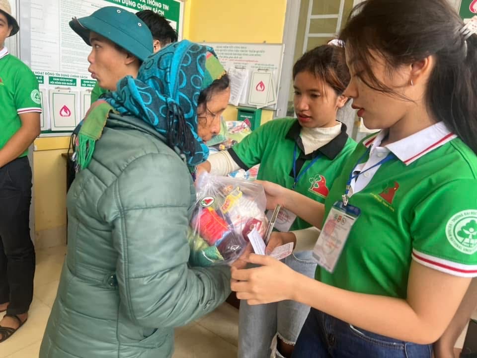 Ảnh 4. Ngọc Phương trao quà cho những cụ già neo đơn trong chiến dịch Xuân tình nguyện 2023 tại xã Đa Quyn, huyện Đức Trọng, tỉnh Lâm Đồng (nay là xã Tà Năng, tỉnh Lâm Đồng) (Ảnh: NVCC)