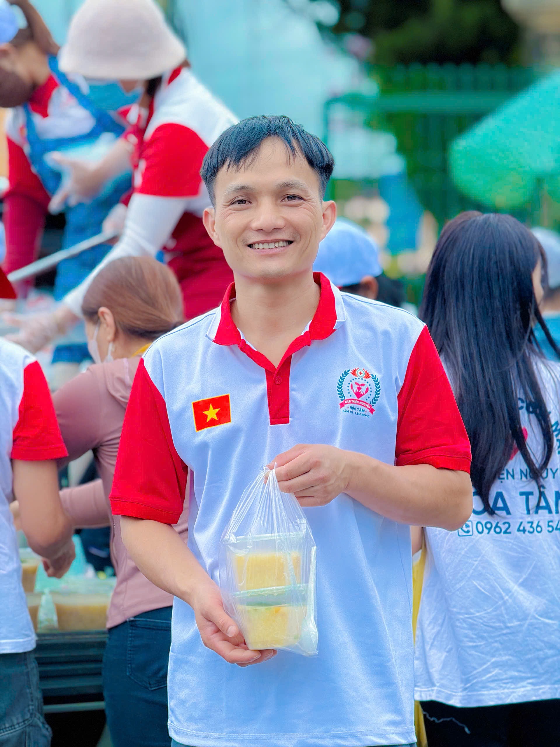 Ảnh 5: Anh Phạm Quang Toản trong dự án “Phát Cháo 0 Đồng” (Ảnh: NVCC)