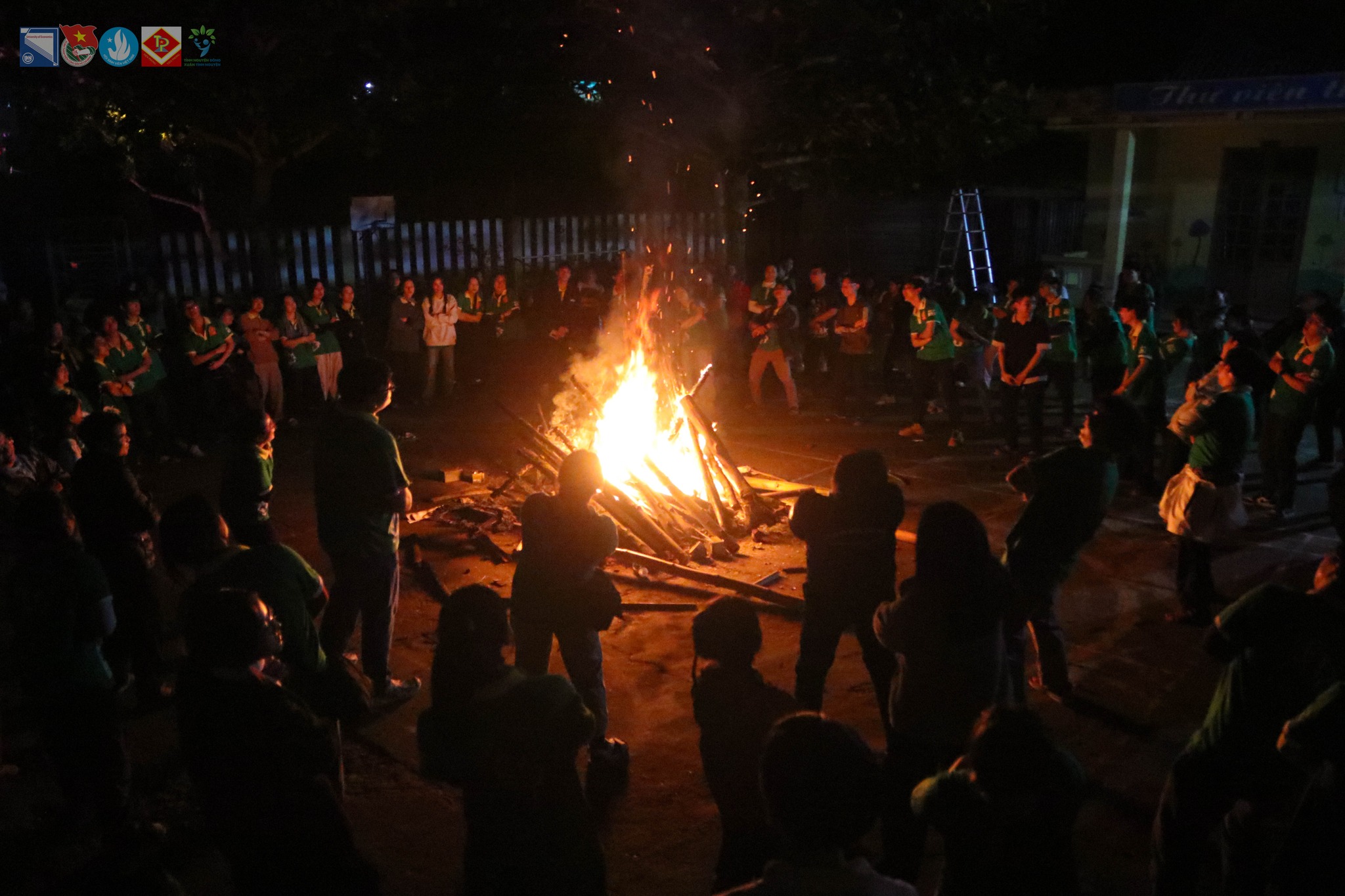 Ảnh 5. Minh Thi cùng cả đội quây quần đốt lửa trại trong đêm cuối cùng tại đại bàn (Ảnh: Fanpage Đội Tiền Phong - Đoàn Trường Đại học Kinh tế)