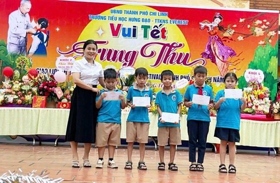 Ảnh 5. Các em nhỏ trường Tiểu học Hưng Đạo (Hải Dương) nhận quà nhân dịp Tết Trung thu (Ảnh: NVCC)