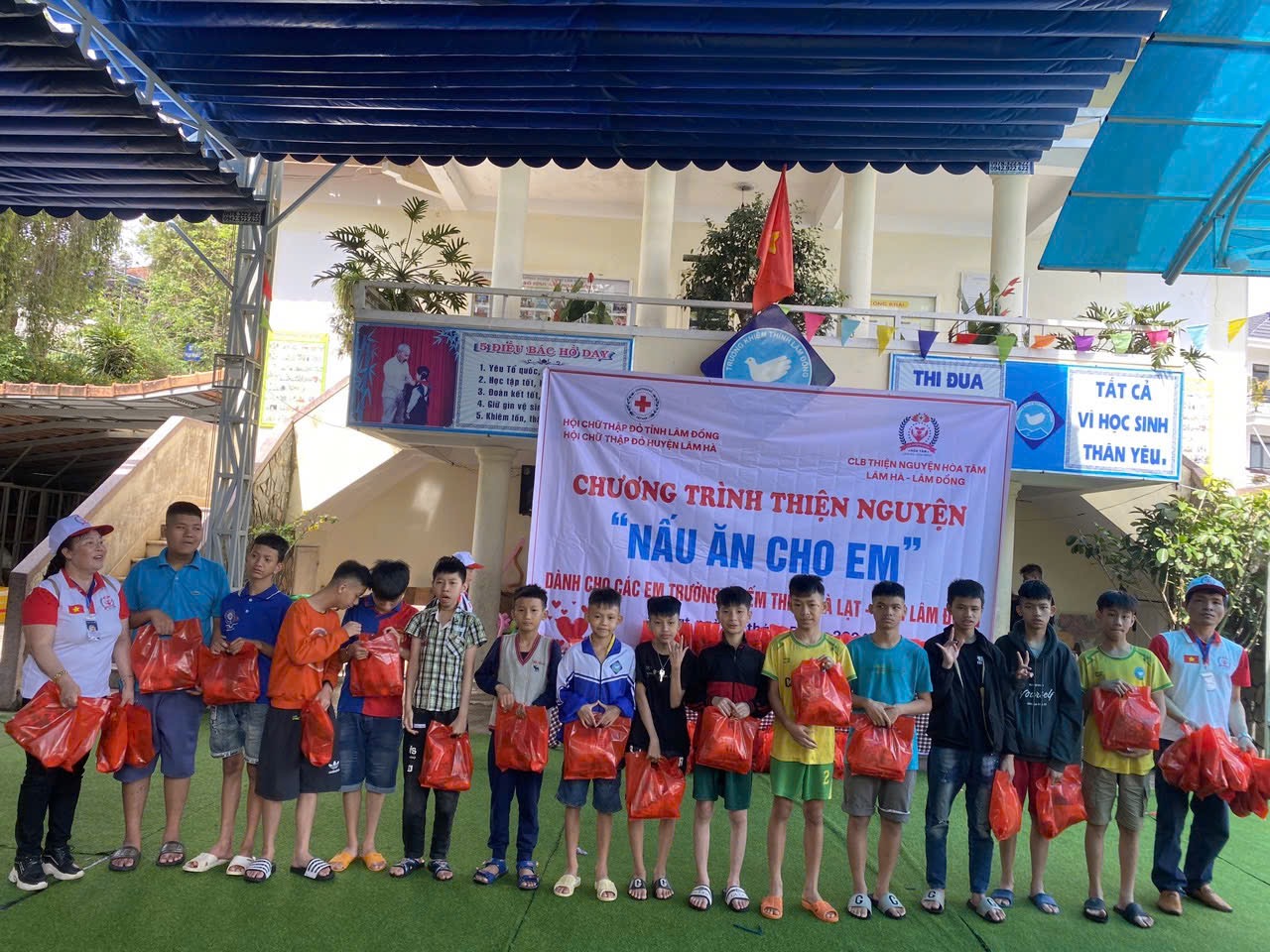 Ảnh 6: Chương trình thiện nguyện “Nấu Ăn Cho Em” của CLB Thiện nguyện Hòa Tâm kết hợp cùng Hội Chữ Thập Đỏ tỉnh Lâm Đồng và Hội Chữ Thập Đỏ huyện Lâm Hà (Ảnh: NVCC)