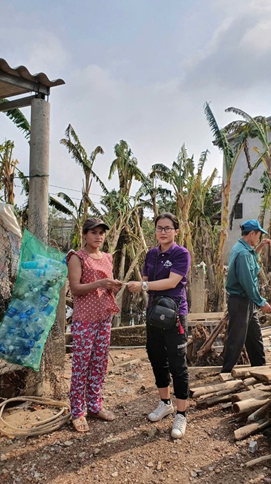 Ảnh 6. Chị Nguyệt trao tiền cho người dân có hoàn cảnh khó khăn tại Lệ Thuỷ (Quảng Bình) (Ảnh: NVCC)
