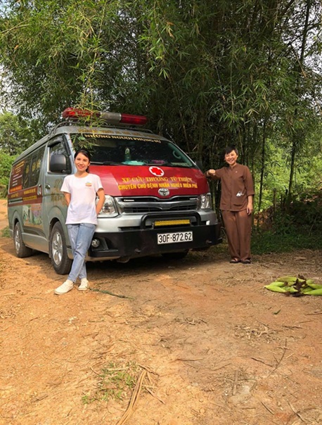 Ảnh 1 : chị Thắm ( áo trắng) với thành viên trong nhóm cùng chuyến xe từ thiện cho trẻ em vùng cao.