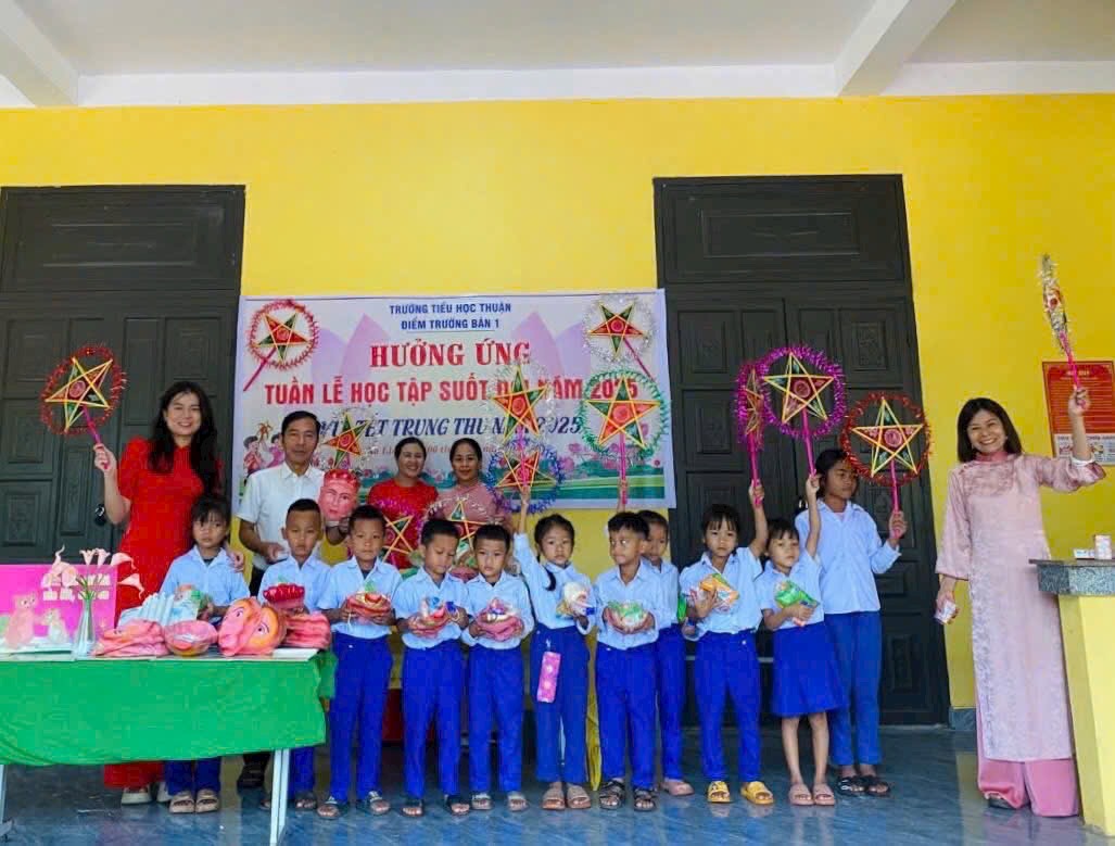 Ảnh 2: Sunrise Charity đã đem trung thu đến trường tiểu học Thuận Điểm trường bản 1