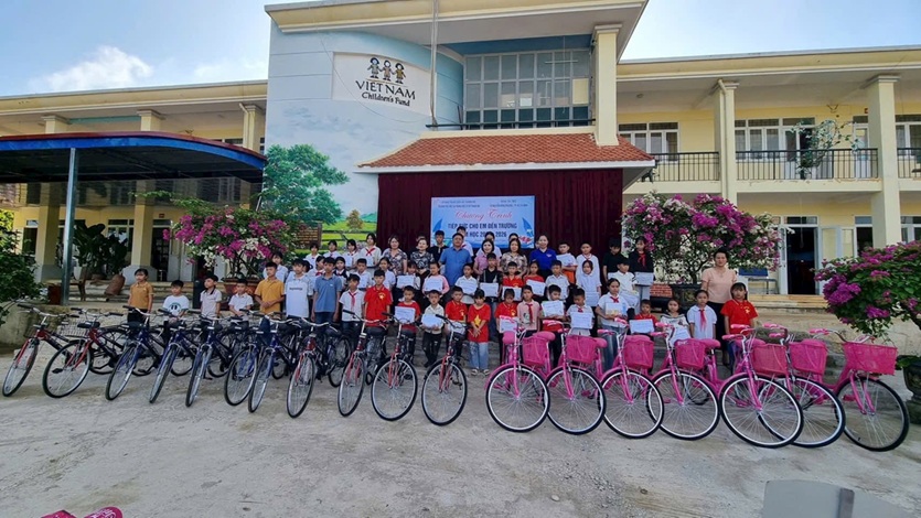 Ảnh 4: Các em học sinh ở Điện Biên được trao tặng sách giáo khoa và xe đạp
