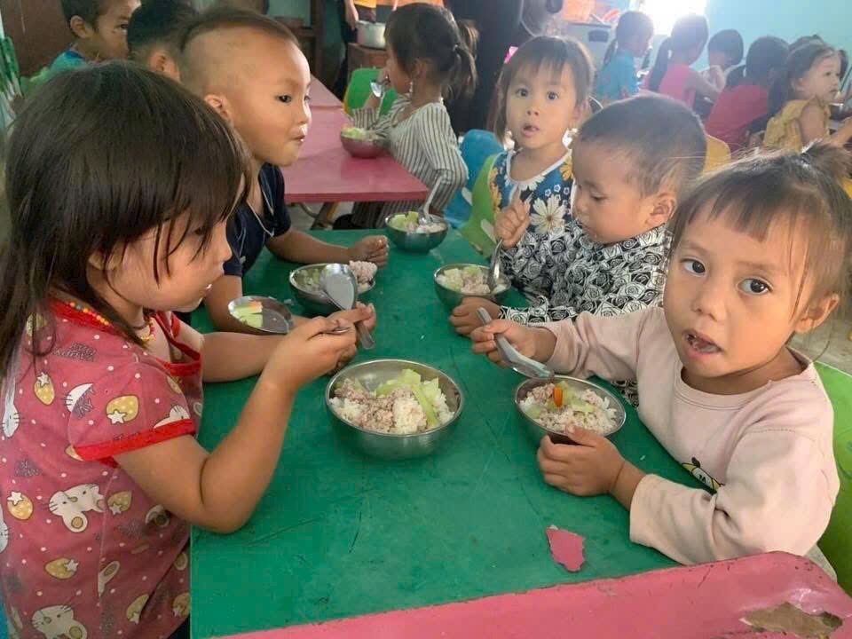 Ảnh 5: Những bữa ăn dinh dưỡng được mang đến cho những trẻ em khó khăn ở Hà Giang