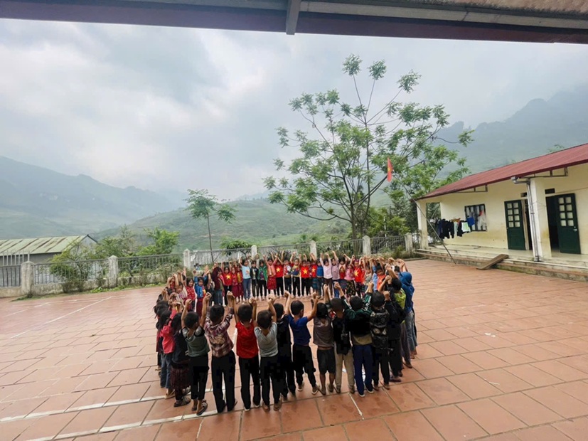 Ảnh 6 : Các em nhỏ cùng vui chơi quay quần với mọi người