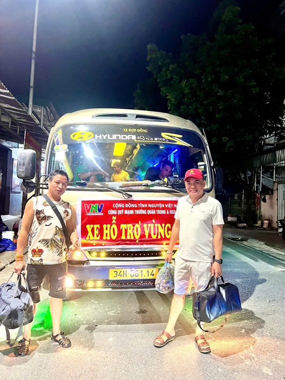 Ảnh 2: Anh Long đang chuẩn bị cho chuyến hỗ trợ bà con vùng ngập lũ bản Háng Pu Xi, xã Xa Dung, tỉnh Điện Biên năm 2025  (NVCC)