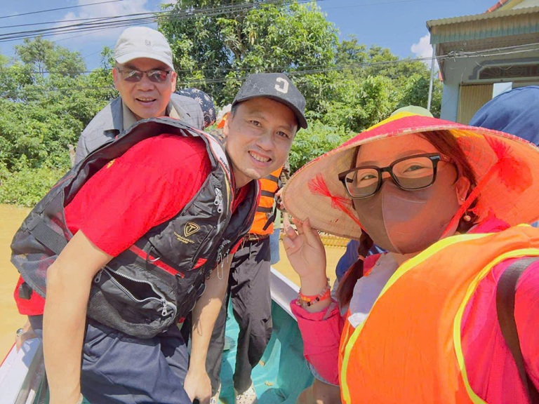 Ảnh 3: Anh Long tham gia chương trình hỗ trợ bà con vùng ngập lũ Hữu Lũng, tỉnh Lạng Sơn năm 2025 (NVCC)