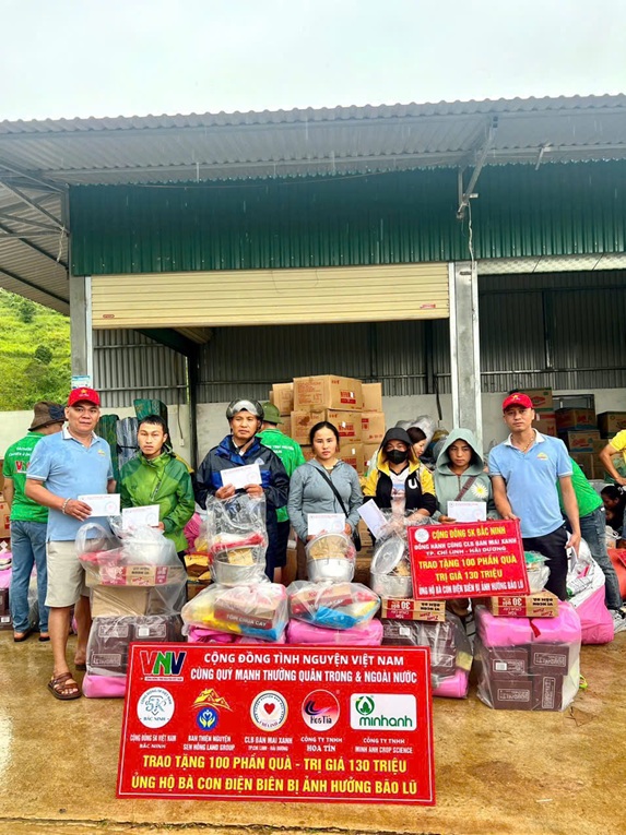 Ảnh 6: Anh Long tham gia hỗ trợ bà con vùng ngập lũ bản Háng Pu Xi, xã Xa Dung, tỉnh Điện Biên năm 2025(NVCC)