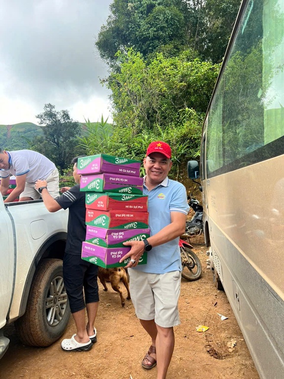 Ảnh 5: Anh Long hỗ trợ bà con vùng lũ Tương Dương, Nghệ An năm 2025 (NVCC)