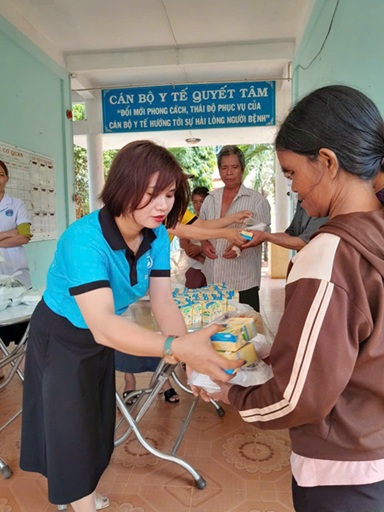 Ảnh 1: Chị Vân cùng các thành viên CLB phát cơm tại Bệnh viện huyện Ia Grai. (Ảnh: NVCC)