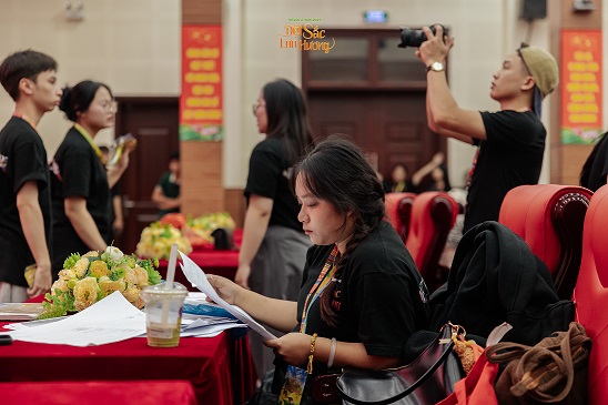 Ảnh 1: Không khí làm việc chuyên nghiệp và tập trung cao độ của Ban Tổ chức.