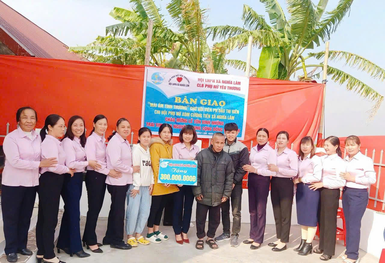 Ảnh 1: Chị Như Hoa (Đứng giữa) cùng Hội Phụ nữ xã Nghĩa Lâm Trao tặng mái ấm tình thương cho HVPN có hoàn cảnh đặc biệt khó khăn.(Nguồn: Hội Liên Hiệp Phụ Nữ tỉnh Ninh Bình)