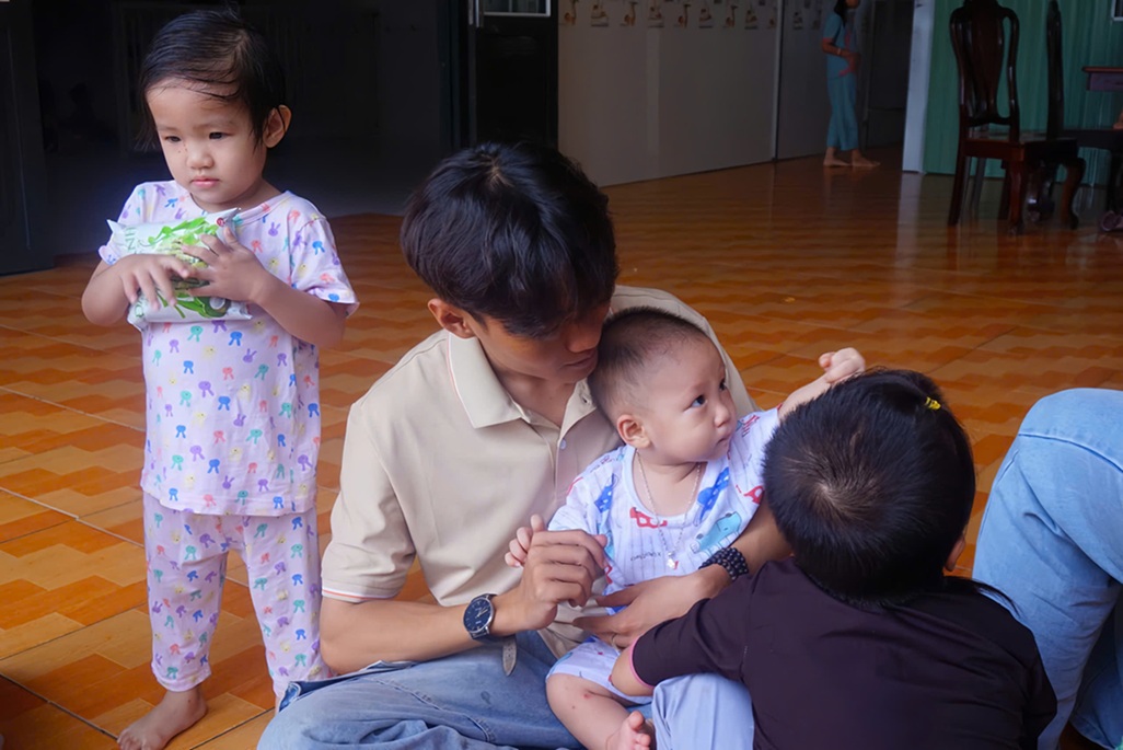 Ảnh 1. Anh Thạch cùng các em nhỏ có hoàn cảnh khó khăn