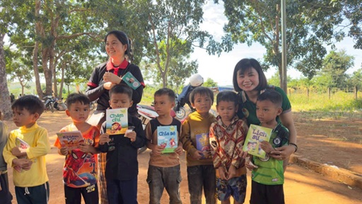 Ảnh 2: Chị Vân (bên phải) luôn giữ một nụ cười thật tươi khi hỗ trợ những hoàn cảnh khó khăn (Ảnh: NVCC)