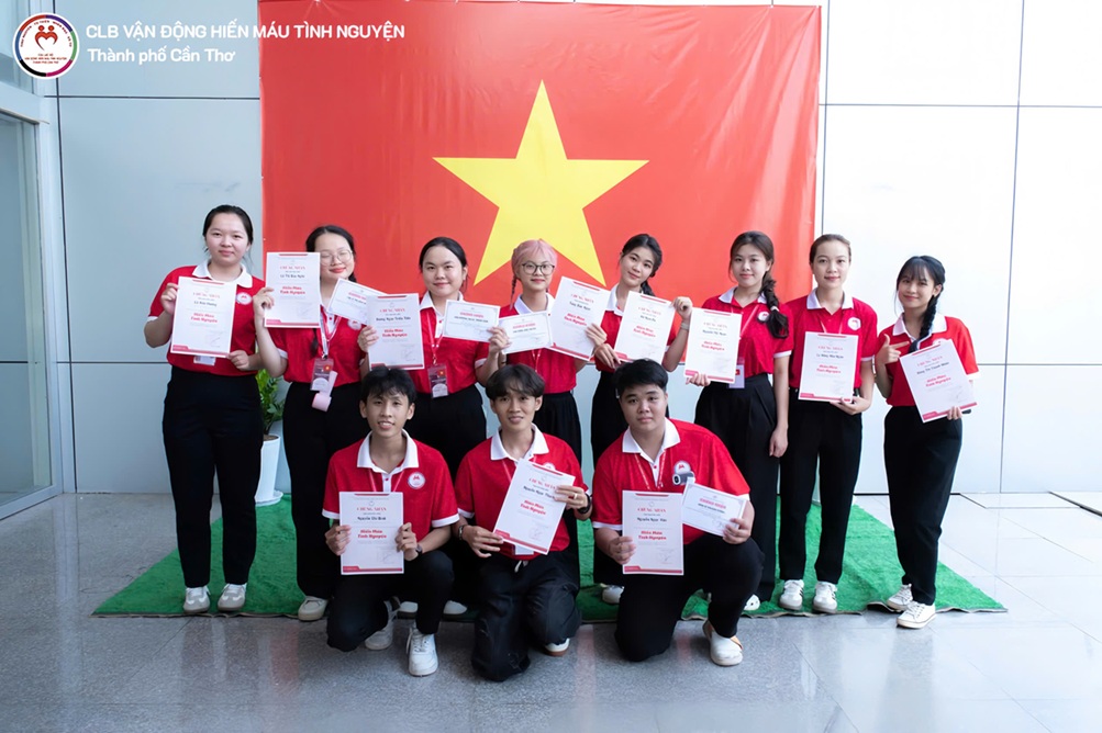 Ảnh 2. Anh và các thành viên trong CLB Vận động Hiến máu tình nguyện thành phố Cần Thơ