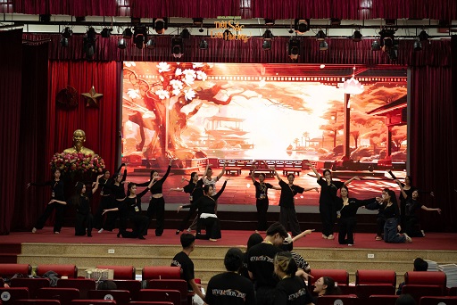 Ảnh 2: Tinh thần tập luyện nghiêm túc của đội văn nghệ trước buổi biểu diễn.