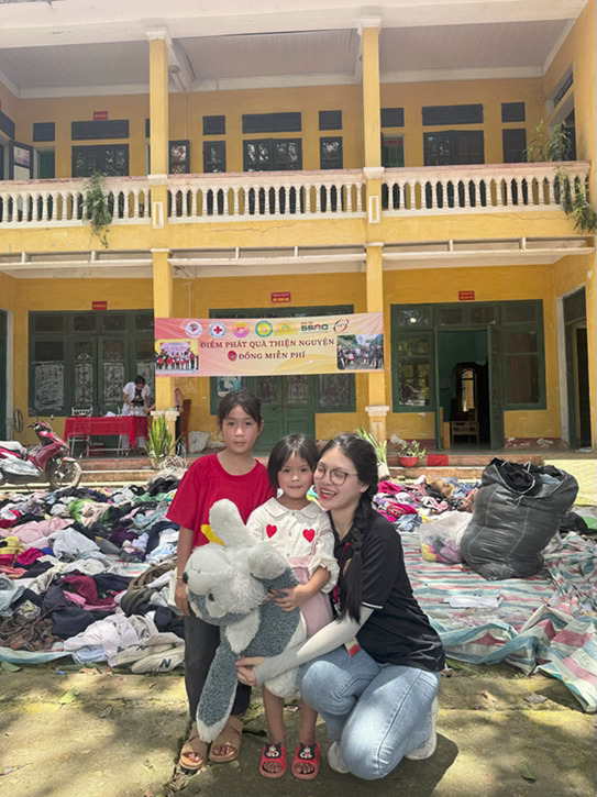 Ảnh 3. Ngần chụp ảnh cùng các bé thiếu nhi tại điểm phát quà thiện nguyện 0 đồng miễn phí ở tỉnh Hoà Bình (Ảnh: NVCC) 