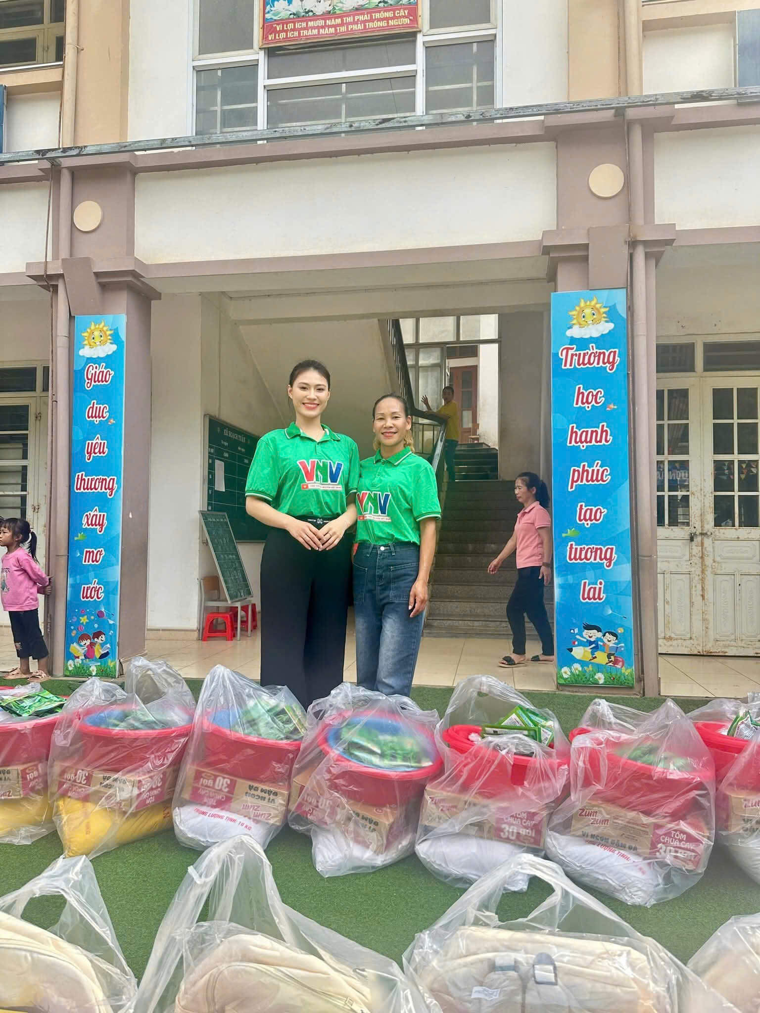 Ảnh 3. CLB và Hoa hậu Hoàng Châu Anh trao quà cho bà con xã Trà Lĩnh bị ảnh hưởng sau bão lũ (Ảnh: NVCC)