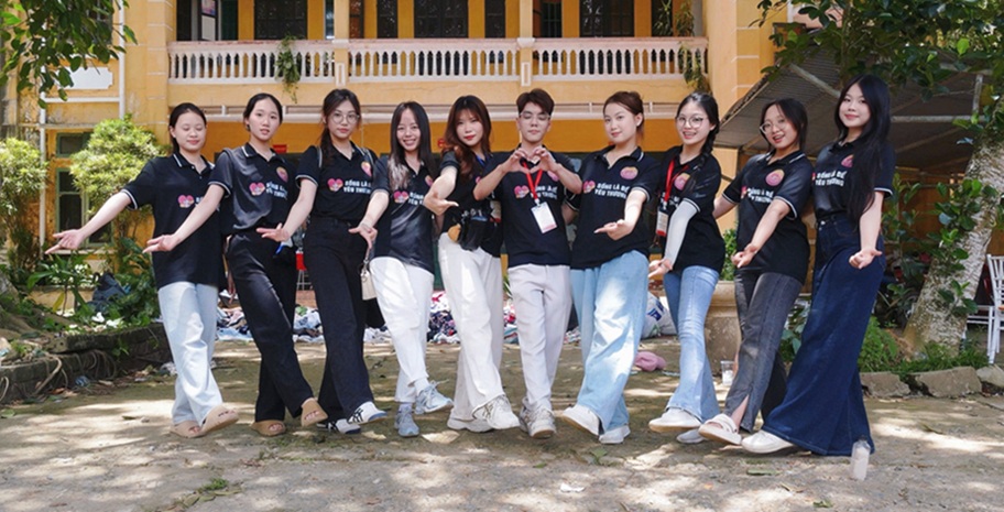 Ảnh 4. Thuý Ngần (đứng thứ ba từ phải qua) và các thành viên trong CLB Sống Là Để Yêu Thương chụp ảnh cùng nhau sau khi hoàn thành công tác thiện nguyện tại xã Tân Pheo, huyện Đà Bắc, tỉnh Hoà Bình (Ảnh: NVCC) 