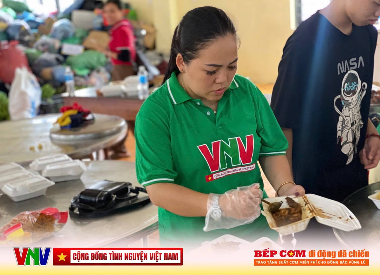 Với nhiều tình nguyện viên, chị Hà Thị Hoài Thu là “điểm tựa” tinh thần của bếp trong những ngày cam go nhất.