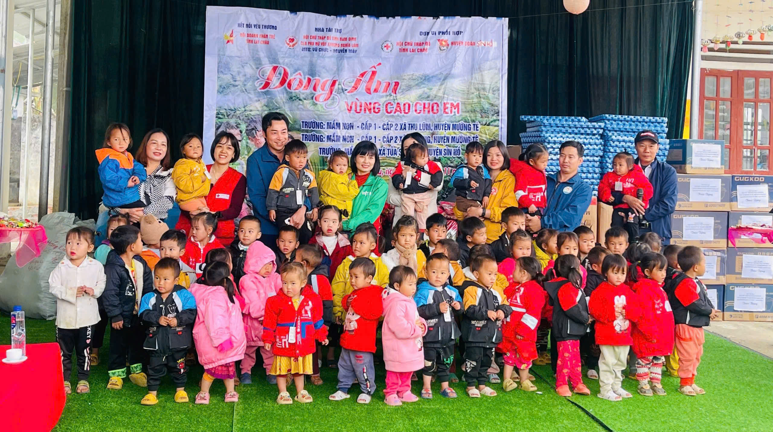 Ảnh 3: Chị Như Hoa cùng CLB trong chương trình Đông ấm vùng cao cho em (Nguồn: NVCC)