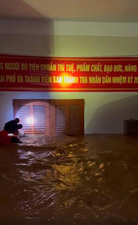 Ảnh 1. Anh Văn và Đội 116 tham gia tìm kiếm, cứu nạn vụ tàu Vịnh Xanh 58 tại Vịnh Hạ Long sau bão số 3, đưa 39 nạn nhân trở về bờ an toàn (Ảnh: NVCC) 