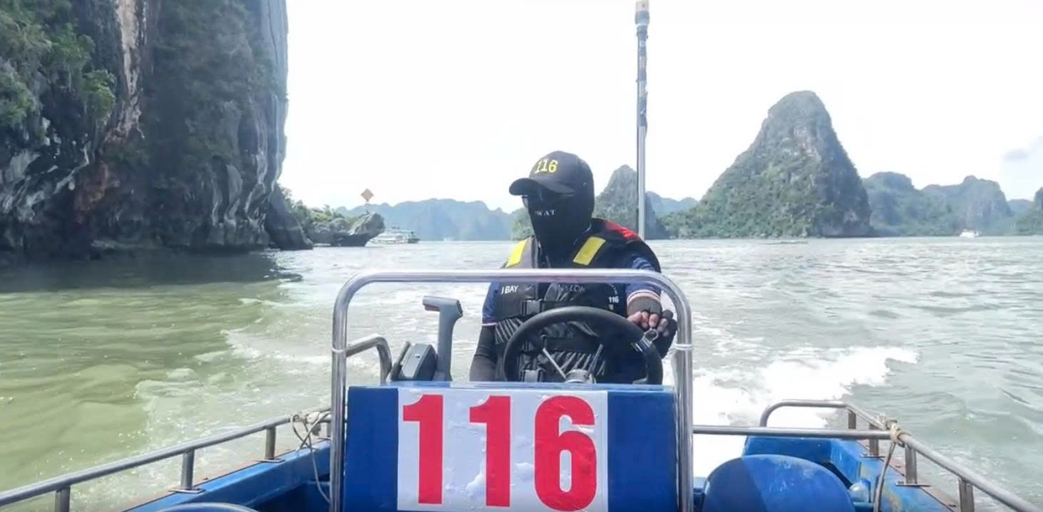 Ảnh 2. Anh Văn cùng Đội 116 hỗ trợ bà con vùng lũ (Ảnh: NVCC)
