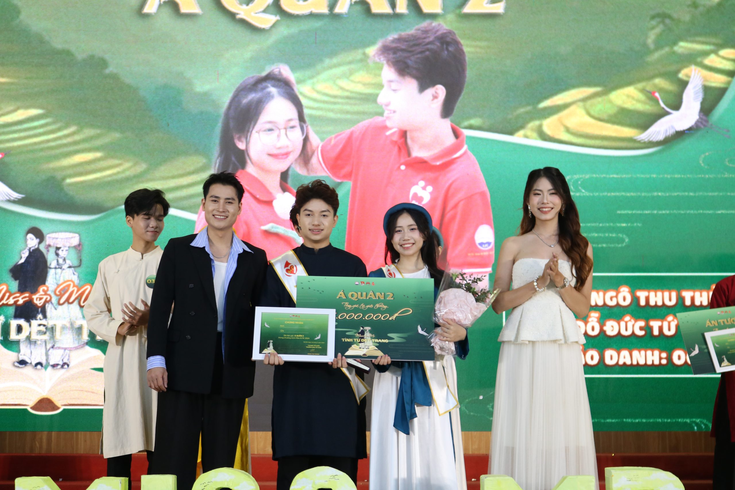 Ảnh 2. Thu Thủy và bạn đồng hành Đức Tứ xuất sắc trở thành Á quân 2 chương trình “Miss & Mr 2024 - Tình tự dệt trang” do Đội máu Báo chí tổ chức (Ảnh: NVCC)