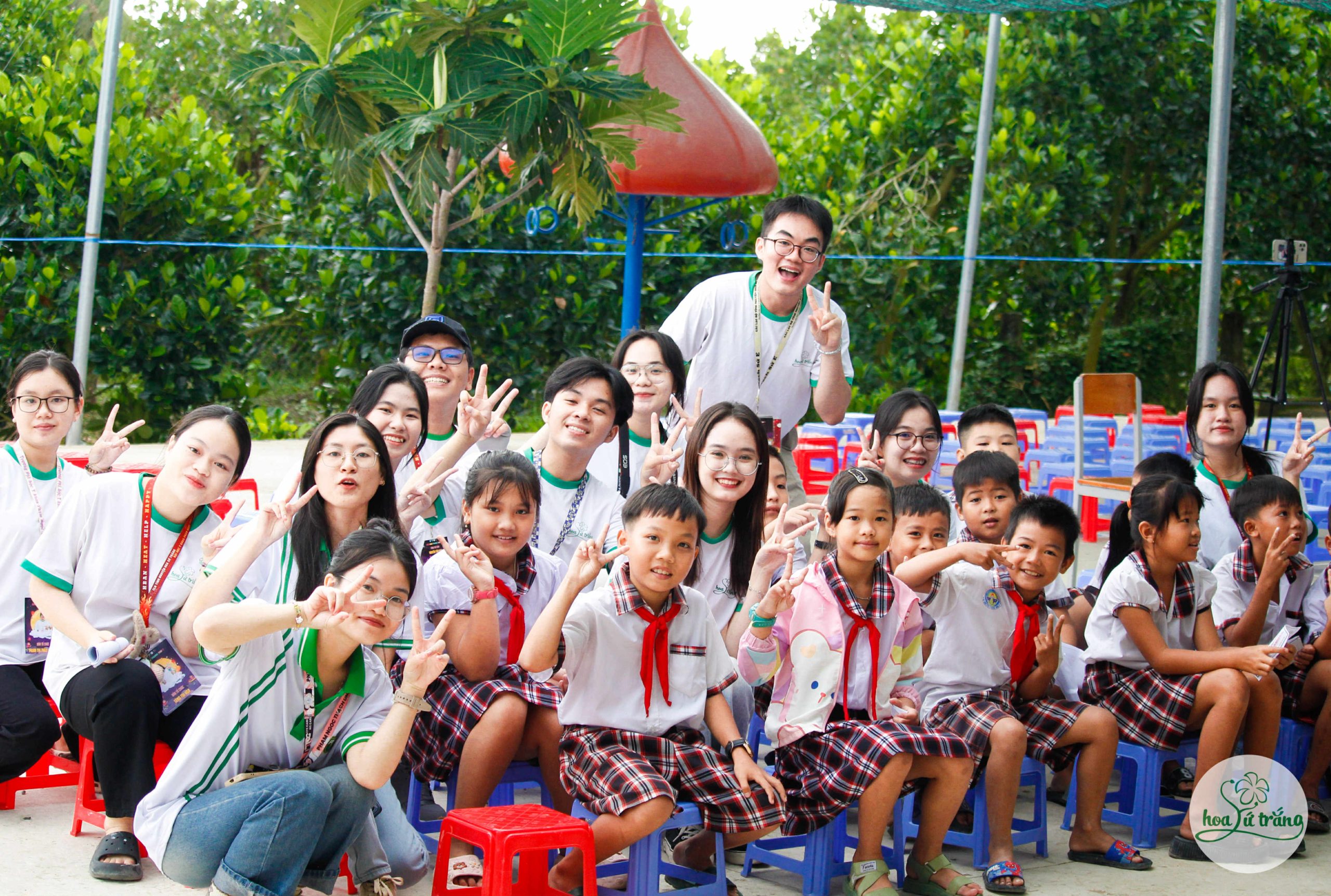 Ảnh 3. Nụ cười hồn nhiên của các em trong buổi trao quà đã tiếp thêm niềm tin và động lực để “Nhà Sứ” tiếp tục tổ chức nhiều chương trình ý nghĩa dành cho cộng đồng (Ảnh: Fanpage CLB Tình nguyện Hoa Sứ Trắng - Trường Đại học Y khoa Phạm Ngọc Thạch)