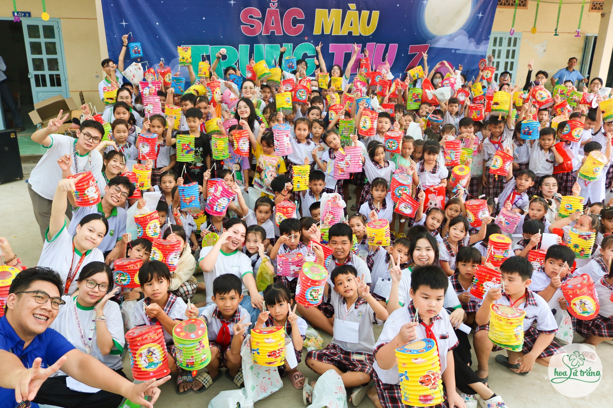 Ảnh 4. CLB Tình nguyện Hoa Sứ Trắng chụp ảnh tổng kết tại chặng cuối của chương trình “Sắc Màu Trung Thu 7” (Ảnh: Fanpage CLB Tình nguyện Hoa Sứ Trắng - Trường Đại học Y khoa Phạm Ngọc Thạch)