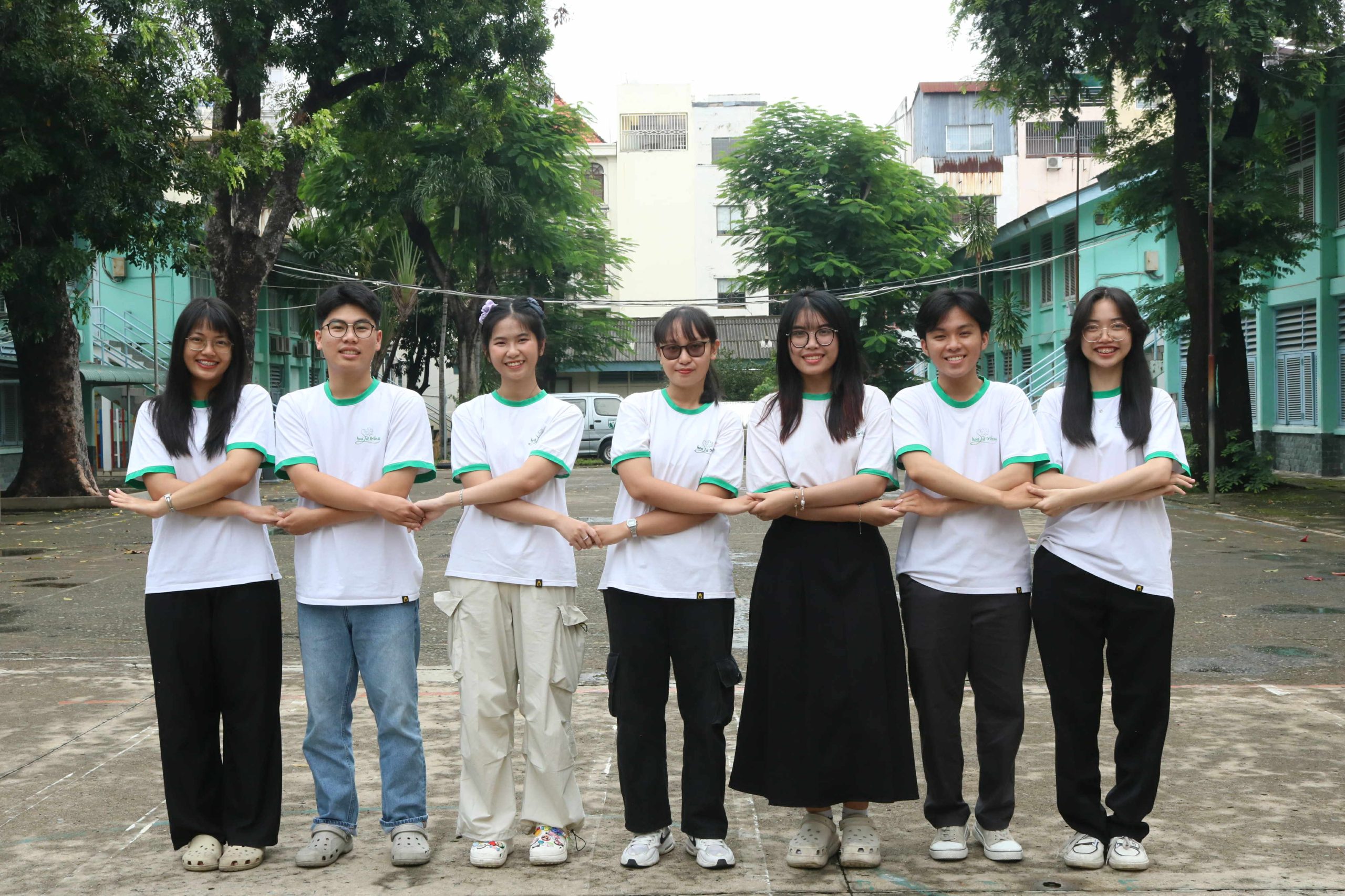 Ảnh 5. Thiệu Khanh (đứng thứ ba từ trái sang) cùng các thành viên trong Ban Chủ nhiệm CLB Tình nguyện Hoa Sứ Trắng nhiệm kỳ 2024 - 2025 (Ảnh: NVCC)