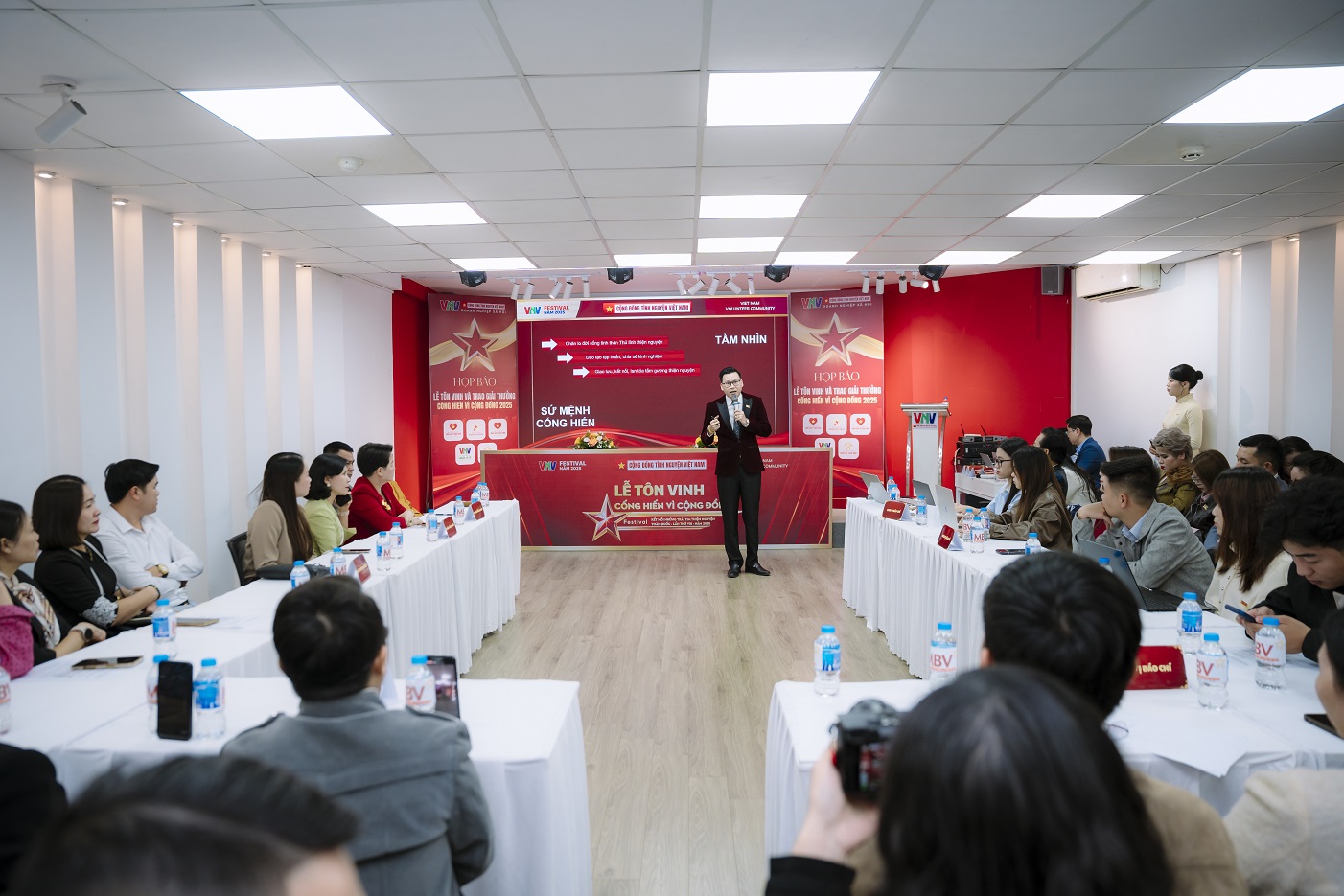 Ảnh 2: Ông Đỗ Văn Dệ – Chủ tịch Cộng đồng Tình nguyện Việt Nam phát biểu tại họp báo.