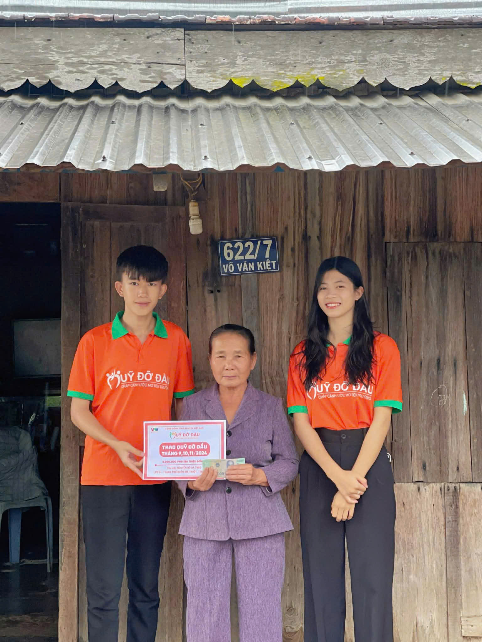 Ảnh 3: Huy An (đứng ngoài cùng bên trái) trao Quỹ Đỡ đầu cho các gia đình khó khăn tháng 9,10,11/2024 tại Đắk Lắk (NVCC).