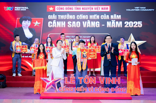Hình ảnh 2: Chị Nguyễn Thị Vân nhận giải thưởng Cánh Sao Vàng - năm 2025