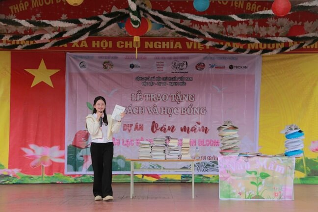 Ảnh 6: Bạn Phan Hoàng Linh (Phó BTC sự kiện) giới thiệu những cuốn sách hay với các em nhỏ.