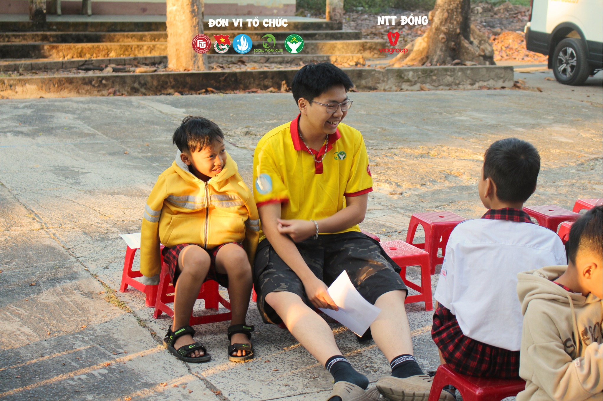 Ảnh 5. Việt Dũng gửi lời nhắn đến các bạn sinh viên rằng: “Tuổi trẻ là quãng thời gian để dám thử, dám trải nghiệm và lắng nghe chính mình. Sự tự tin và bản lĩnh sẽ được tôi luyện từ chính những lựa chọn dũng cảm và tinh thần không bỏ cuộc trên hành trình bạn theo đuổi đam mê” (Ảnh: Fanpage Đội Công tác Xã hội Trường Đại học Ngoại thương - Phân hiệu TP.HCM)